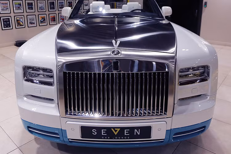 Đối với dòng siêu xe sang đình đám Rolls-Royce Phantom, chiếc sedan đầu tiên được ra mắt vào năm 2003, chiếc coupe vào năm 2008 và chiếc mui trần ra mắt ngay trước năm 2007. Giờ đây, chiếc mui trần cuối cùng trong bài viết này cũng đã chính thức xuất hiện trên sàn đấu giá.