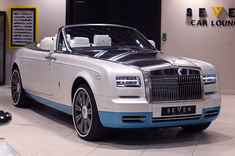 Phantom Drophead Coupe trang bị động cơ V12 dung tích 6,0 lít, cho công suất 600 mã lực và mô men xoắn cực đại 750Nm. Trong năm đầu tiên ra mắt thị trường, đã có 253 chiếc xe này được bán trên toàn cầu. Chiếc Drophead Coupe đầu tiên được bán đấu giá là trên thị trường Mỹ với mức giá bán lên tới trên 2 triệu đô la.