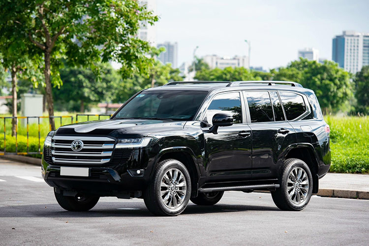 Tại Việt Nam, Kia Carnival, Toyota Land Cruiser hay Lexus hiện đang là trường hợp điển hình cho việc "xe cũ giá cao" hay giữ giá nhưng vẫn có nhiều người sẵn sàng chi tiền sở hữu. Trong đó, chiếc Land Cruiser thế hệ mới còn có giá cao hơn nhiều bởi độ hiếm của nó trên sàn xe cũ.