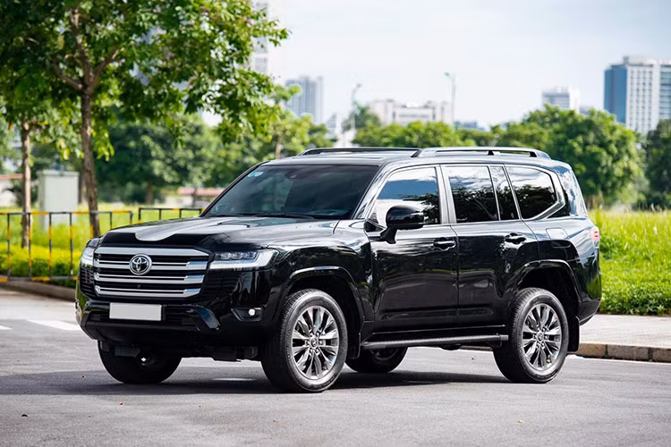 Tại Việt Nam, Kia Carnival, Toyota Land Cruiser hay Lexus hiện đang là trường hợp điển hình cho việc "xe cũ giá cao" hay giữ giá nhưng vẫn có nhiều người sẵn sàng chi tiền sở hữu. Trong đó, chiếc Land Cruiser thế hệ mới còn có giá cao hơn nhiều bởi độ hiếm của nó trên sàn xe cũ.