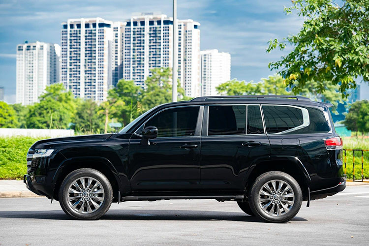 Sẽ không có gì đáng nói bởi đây là chiếc SUV “hàng hot” khi giá xe Toyota Land Cruiser LC300 chính hãng được niêm yết là 4,06 tỷ đồng. Tuy nhiên, từ khi thế hệ mới phân phối chính hãng tại Land Cruiser vẫn luôn được bán "bia kèm lạc” do tình trạng thiếu hụt linh kiện khiến lượng xe về nước quá ít, không đủ đáp ứng nhu cầu của khách mua.
