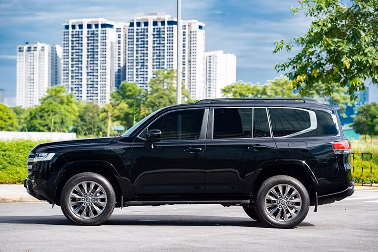 Sẽ không có gì đáng nói bởi đây là chiếc SUV “hàng hot” khi giá xe Toyota Land Cruiser LC300 chính hãng được niêm yết là 4,06 tỷ đồng. Tuy nhiên, từ khi thế hệ mới phân phối chính hãng tại Land Cruiser vẫn luôn được bán "bia kèm lạc” do tình trạng thiếu hụt linh kiện khiến lượng xe về nước quá ít, không đủ đáp ứng nhu cầu của khách mua.