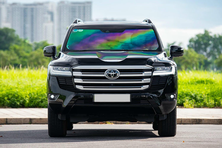 Theo người bán cho biết xe đã lăn bánh được khoảng hơn 1 năm, trong khi mức giá gần như thay đổi không nhiều so với xe mới. Điều đó cho thấy chủ cũ của chiếc Toyota Land Cruiser 300 2023 đã lãi được khoản tiền không hề nhỏ khi chiếc xe lăn bánh lên tới hơn 1,3 vạn km vẫn có giá đắt hơn với xe mua mới ở thời điểm hiện tại.