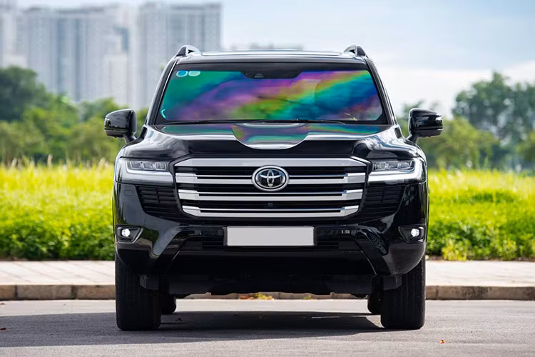 Theo người bán cho biết xe đã lăn bánh được khoảng hơn 1 năm, trong khi mức giá gần như thay đổi không nhiều so với xe mới. Điều đó cho thấy chủ cũ của chiếc Toyota Land Cruiser 300 2023 đã lãi được khoản tiền không hề nhỏ khi chiếc xe lăn bánh lên tới hơn 1,3 vạn km vẫn có giá đắt hơn với xe mua mới ở thời điểm hiện tại.