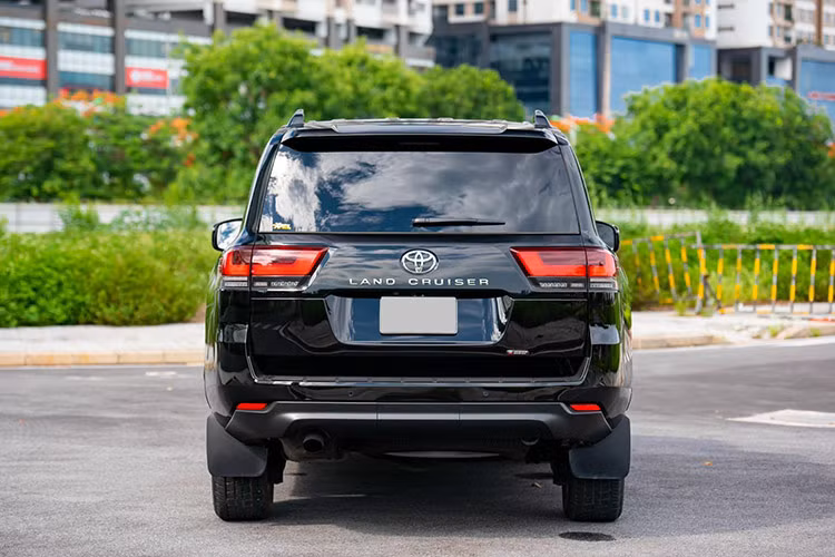 Toyota Land Cruiser thế hệ mới thu hút lượng lớn khách hàng nhờ thiết kế hầm hố nhưng nâng cấp hiện đại, trẻ trung hơn. Lưới tản nhiệt kiểu mới gồm các thanh nan ngang mạ chrome và sơn màu bạc. Cụm đèn chiếu sáng full LED kết hợp cùng dải LED viền định vị ban ngày cách điệu dạng chữ L lấy cảm hứng từ những chiếc Lexus. Cụm đèn hậu cũng là dạng LED với giao diện mới kết hợp từ hai chữ L đối xứng ghép vào nhau.