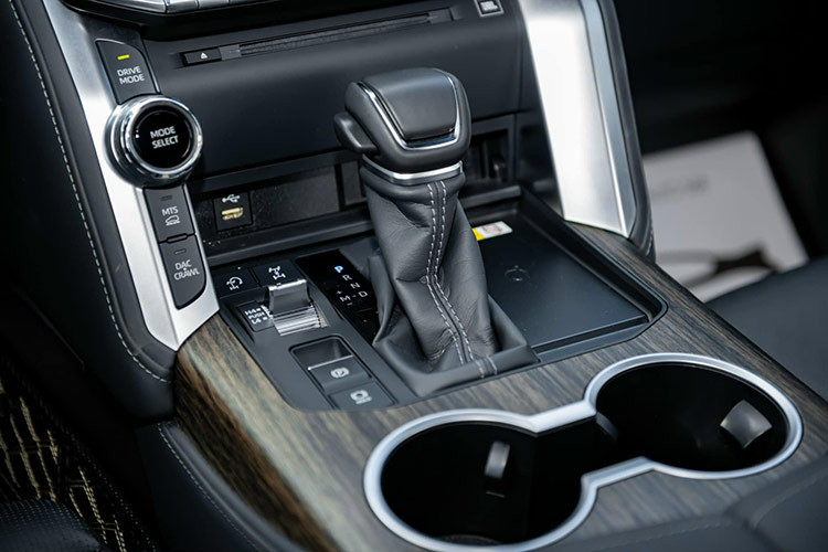 Động cơ V8 hút khí tự nhiên ở Toyota Land Cruiser thế hệ cũ nay đã được thay thế bằng động cơ xăng V6, dung tích 3.5L tăng áp kép mới, cho công suất tối đa 409 mã lực và mô-men xoắn cực đại 650 Nm, đi kèm với hộp số tự động 10 cấp. Mẫu SUV này có thể tăng tốc từ 0-100 km/h trong khoảng 7 giây.