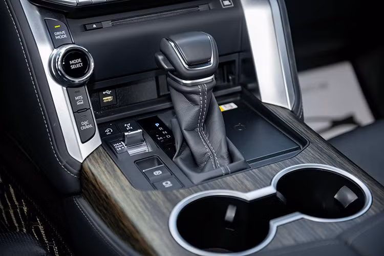 Động cơ V8 hút khí tự nhiên ở Toyota Land Cruiser thế hệ cũ nay đã được thay thế bằng động cơ xăng V6, dung tích 3.5L tăng áp kép mới, cho công suất tối đa 409 mã lực và mô-men xoắn cực đại 650 Nm, đi kèm với hộp số tự động 10 cấp. Mẫu SUV này có thể tăng tốc từ 0-100 km/h trong khoảng 7 giây.