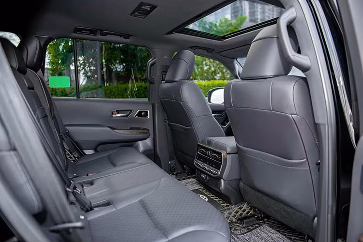 Vào thời điểm Land Cruiser thế hệ mới ra mắt, hãng Toyota Nhật Bản cũng thông báo đến các khách hàng đặt mua Land Cruiser 300 có thể sẽ phải chờ tới 3-4 năm để nhận xe, do tình trạng thiếu hụt chip và chất bán dẫn cùng các linh phụ kiện từ Đông Nam Á.