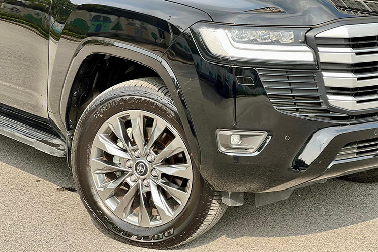 Sức hút của Land Cruiser 2023 cũng đến từ nhiều yếu tố khác như; khung kiểu bậc thang cứng hơn 20% so với trước đây, kết hợp với nền tảng GA-F, điều này giúp chiếc SUV nhẹ hơn 200 kg so với thế hệ cũ, có trọng tâm thấp hơn và chất lượng hành trình tốt hơn nhờ hệ thống treo cải tiến (xương đòn kép phía trước, liên kết phía sau)...