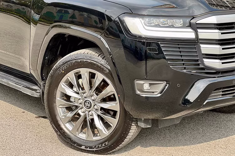 Sức hút của Land Cruiser 2023 cũng đến từ nhiều yếu tố khác như; khung kiểu bậc thang cứng hơn 20% so với trước đây, kết hợp với nền tảng GA-F, điều này giúp chiếc SUV nhẹ hơn 200 kg so với thế hệ cũ, có trọng tâm thấp hơn và chất lượng hành trình tốt hơn nhờ hệ thống treo cải tiến (xương đòn kép phía trước, liên kết phía sau)...