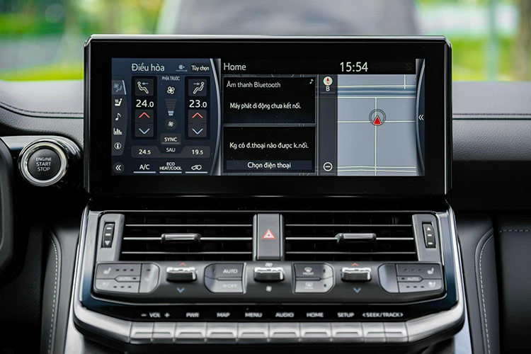 Phía sau vô-lăng là đồng hồ analog cùng màn hình kỹ thuật số với giao diện tiếng Việt, bởi xe được nhập khẩu chính hãng. Màn hình giải trí trung tâm với kích thước 12,3 inch tương thích với Android Auto và Apple CarPlay.