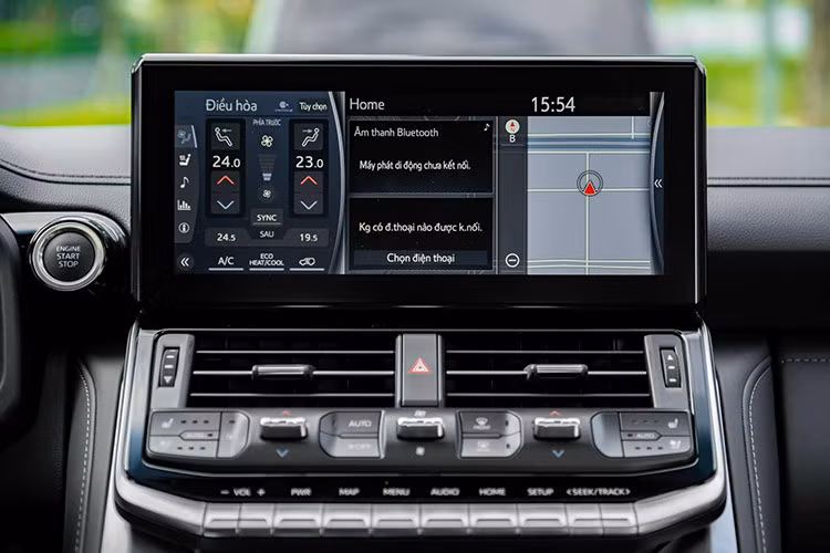 Phía sau vô-lăng là đồng hồ analog cùng màn hình kỹ thuật số với giao diện tiếng Việt, bởi xe được nhập khẩu chính hãng. Màn hình giải trí trung tâm với kích thước 12,3 inch tương thích với Android Auto và Apple CarPlay.