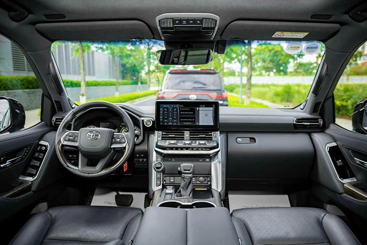 Khoang nội thất trên Toyota Land Cruiser thế hệ mới nay đã hiện đại hơn so với thế hệ cũ nhờ thiết kế mới. Ghế ngồi được bọc da cao cấp kết hợp cùng các chi tiết ốp gỗ như bệ trung tâm, tay nắm phía trong cửa và vô-lăng nhằm tăng vẻ sang trọng hơn cho xe.
