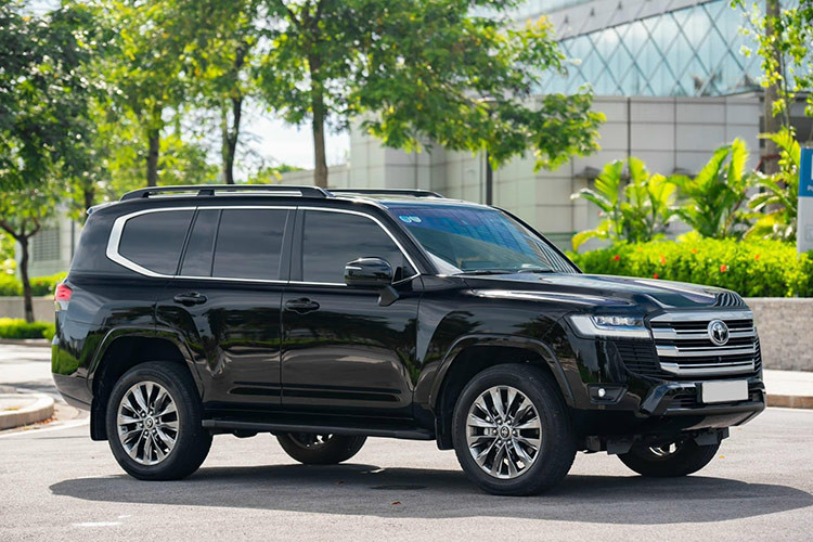Toyota Land Cruiser chu tich chay chan, ban van dat hon xe 