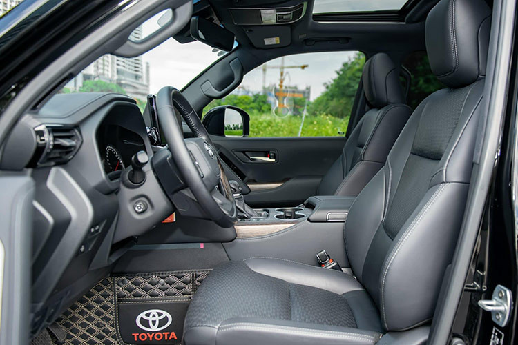 Các trang bị an toàn trên Toyota Land Cruiser 2022 có thể kể đến như gói Safety Sense gồm cảnh báo va chạm sớm, ga tự động thích ứng, báo lệch làn đường, đèn pha tự động; cảnh báo điểm mù; hỗ trợ đánh lái và giữ làn trong trường hợp khẩn; 10 túi khí; nhận diện và cảnh báo người đi bộ, đi xe đạp;…