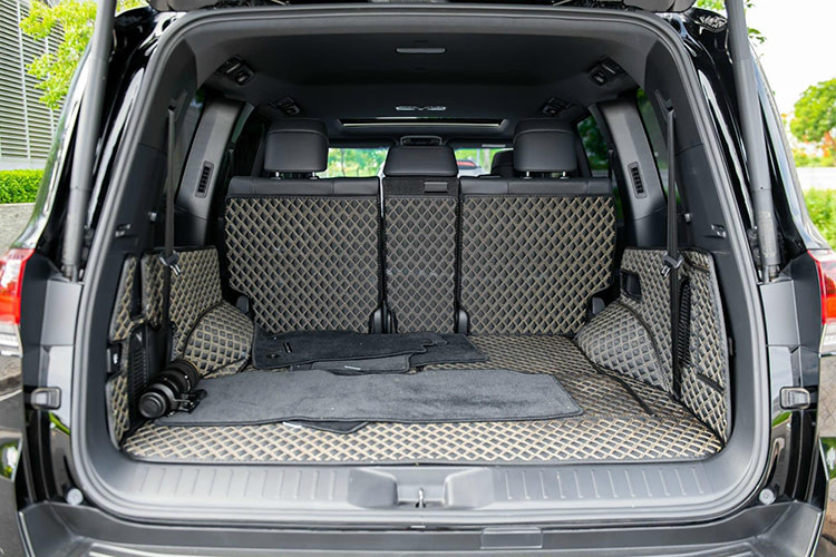 Do đó, khi mới ra mắt thị trường Việt, dù chi trả lên tới trên nửa tỷ tiền chênh so với mức chính hãng công bố ra thị trường thì nhiều khách hàng vẫn phải chờ thời gian dài mới có xe. Điều này dẫn đến những chiếc Land Cruiser 300 thế hệ mới đã qua sử dụng có giá rao bán gần bằng xe "đập hộp".