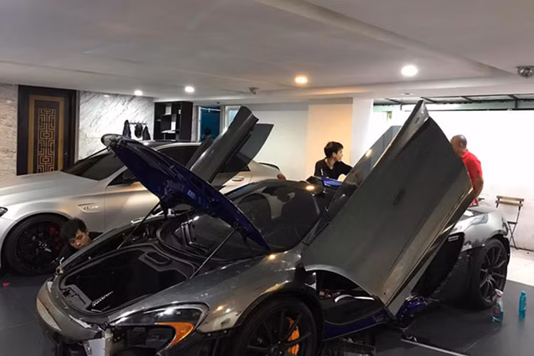 Chiếc McLaren 650S Spider của đại gia Minh nhựa vừa được Cường Đô la đổi màu sơn có biển số cặp 97 đẹp mắt và được đưa về nước vào cuối tháng 7/2016. Siêu xe này còn được trang bị bộ "vó" khá ấn tượng với la-zăng 10 chấu đơn tương tự như phiên bản đặc biệt MSO, đi kèm còn có cùm phanh McLaren màu vàng chanh nổi bật.