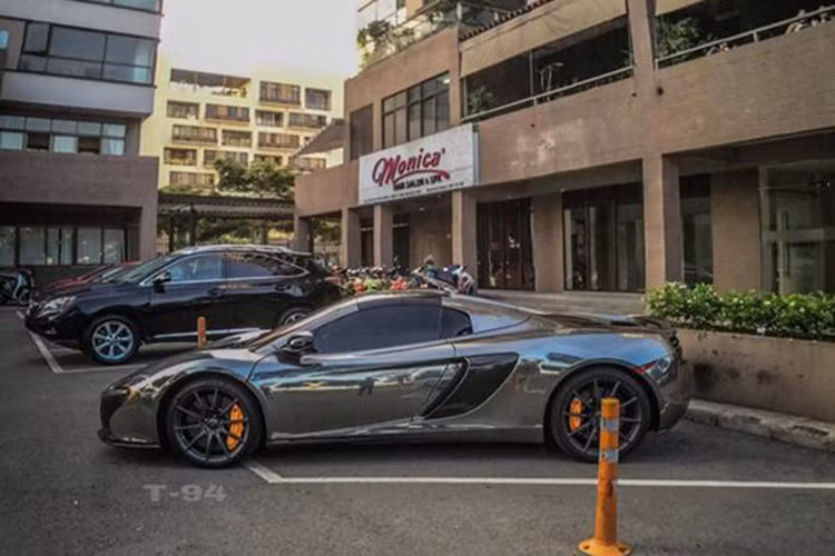 McLaren 650S được phát triển dựa trên đàn anh 12C với khung sườn bằng chất liệu sợi carbon giúp trọng lượng của siêu xe này xuống khoảng 1.370 kg. Về mặt thiết kế, McLaren 650S được xem như lai giữa siêu xe triệu đô P1 và 12C. Nét khỏe khoắn ở thiết kế ngoại thất cùng bộ kiểu mở cửa cánh bướm đầy ấn tượng giúp siêu xe này thu hút nhiều ánh nhìn.