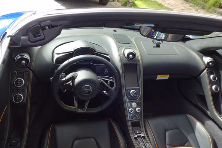 Bên trong khoang lái của chiếc siêu xe mui trần 650S Spider này được thiết kế tinh tế với gam màu đen. Cùng với đó là những điểm nhấn của các đường chỉ may tinh xảo ở ghế ngồi, trên vô-lăng hay bảng điều khiển trung tâm nổi bật với màu cam. Ngoài ra, còn nhiều chi tiết được phủ carbon.