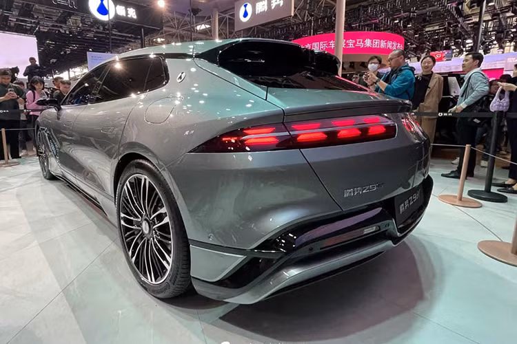 Vị lãnh đạo của BYD này cũng khẳng định rằng Z9 GT sẽ vượt cả Panamera và S-Class về trang bị nội thất, sự thoải mái và khả năng tăng tốc.