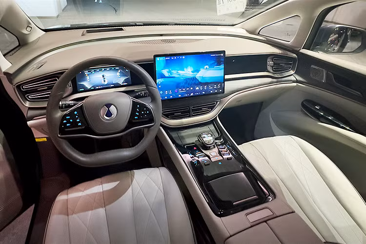 Theo CEO của hãng BYD, ông Zhao Changjiang cho biết - BYD Z9 GT 2024 đã qua được bài chạy thử đường zig zag (moose test) ở tốc độ 90 km/h, một con số mà không nhiều mẫu xe hiện nay làm được.