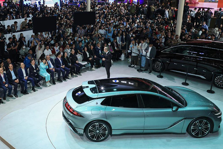 Theo công bố của nhà sản xuất, Denza Z9 GT mạnh ngang nhiều mẫu siêu xe hàng đầu thế giới, với công suất lên tới gần 1.000 mã lực và có thể tăng tốc từ 0 lên 100 km một giờ trong vòng chưa đầy ba giây.