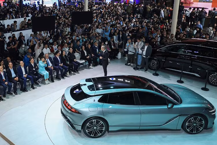 Theo công bố của nhà sản xuất, Denza Z9 GT mạnh ngang nhiều mẫu siêu xe hàng đầu thế giới, với công suất lên tới gần 1.000 mã lực và có thể tăng tốc từ 0 lên 100 km một giờ trong vòng chưa đầy ba giây.