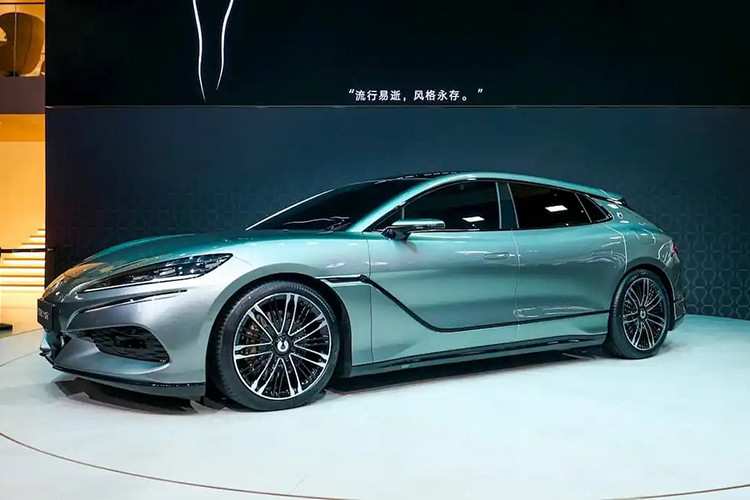 Mẫu sedan điện BYD Denza Z9 GT 2024 này được phát triển dựa trên nền tảng khung gầm e3 của BYD và có hệ truyền động gồm 3 mô tơ điện với công suất lần lượt là 230 kW, 240 kW và 240 kW.