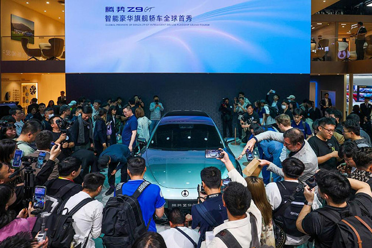 Hãng xe cho biết BYD Z9 GT 2024 mới là mẫu sedan đầu tiên thuộc dòng Z-Series, dù kiểu dáng của mẫu xe này giống với station wagon nhiều hơn. Đối thủ trực tiếp của Z9 GT sẽ là Porsche Taycan và Mercedes-Benz EQS.