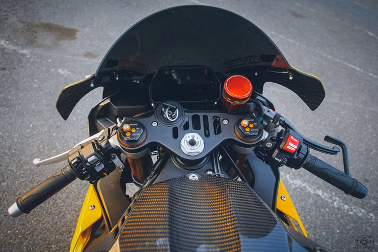 Ở trên bình xăng, ngoài các chi tiết và logo đóng dấu phiên bản kỷ niệm 60 năm Yamaha - nó còn được người chơi đầu tư ốp carbon fiber siêu nhẹ. Càng bảo vệ tay thắng đồ chơi, cùm Brembo RCS 19 cùng loạt ốc kiểng "sẹc tông" cũng được trang trí lên. 