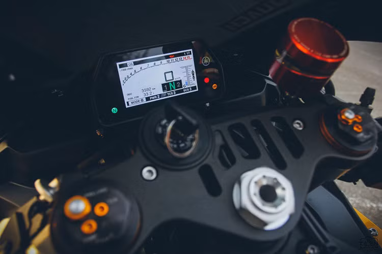 Các công nghệ nổi bật trên R1 đều xuất hiện trên đồng hồ bao gồm; hệ thống kiểm soát lực kéo (TCS), kiểm soát độ trượt (Slide Control System - SCS), kiểm soát độ nâng đầu xe (Lift Control System - LIF), kiểm soát tăng tốc (Launch Control System - LCS) và hệ thống chuyển số nhanh (Quick Shift System - QSS).