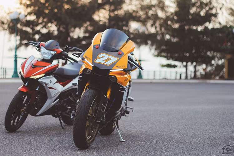 Sở hữu 3 gam màu chính là trắng - vàng - đen và những hoạ tiết hình khối đơn giản, phiên bản này gợi nhớ về những chiếc xe đua Yamaha trong thập niên 70. Bên cạnh kiểu dáng độc, người chơi còn trang bị thêm chắn bùn trước, ốp gắp carbon.