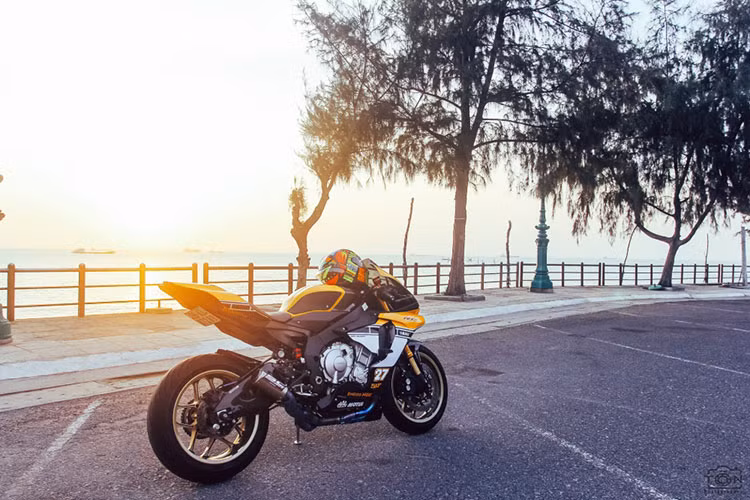 Về thiết kế, Yamaha R1 60th Anniversary vẫn giữ nguyên kiểu dáng so với R1 thường với cảm hứng lấy từ chiếc xe đua M1 Moto GP của Valentino Rossi. Điểm nổi bật nhất của phiên bản này đó là màu sơn và dàn tem cực độc của xe, được Yamaha gọi là "Speed Block".