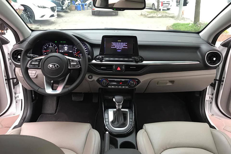 Phiên bản Kia 2019 ra mắt thị trường Việt Nam vào cuối năm 2018. Xe sở hữu thiết kế đẹp mắt với đèn thấu kính bóng halogen, đèn pha tự động, đèn chiếu sáng ban ngày. Đèn hậu sử dụng công nghệ LED. Mâm kích thước 17 inch. Bên trong nội thất trang bị hệ thống giải trí AVN tích hợp bản đồ dẫn đường...