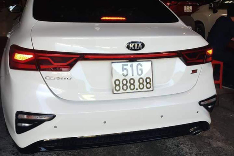 Do đó, với những chiếc xe có biển như trên thường được định giá rất cao hơn cả giá trị của xe. Tuy nhiên, chiếc Kia Cerato 2019 biển 51G-888.88 là trường hợp đặc biệt và hiện đang được nhiều người trả mức giá lên đến 3 tỷ đồng, tức là gấp gần 5 lần so với giá trị thực của xe cũng không phải là điều khó hiểu. 