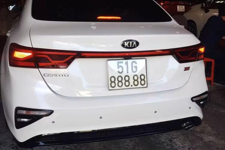 Do đó, với những chiếc xe có biển như trên thường được định giá rất cao hơn cả giá trị của xe. Tuy nhiên, chiếc Kia Cerato 2019 biển 51G-888.88 là trường hợp đặc biệt và hiện đang được nhiều người trả mức giá lên đến 3 tỷ đồng, tức là gấp gần 5 lần so với giá trị thực của xe cũng không phải là điều khó hiểu. 