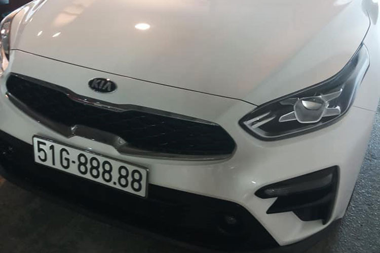 Biển số gắn trên chiếc Kia Cerato này là 51G-888.88. Đây là biển 51G gần cuối tại TP. HCM, trước khi đổi hoàn toàn sang 51H. Con số 8 được giới luận số coi là "phát", mang ý nghĩa tốt, đặc biệt với những người làm ăn. Biển số ngũ quý 8 hay ngũ quý 6 và 9 thường được định giá rất cao trên thị trường và nếu gặp đúng người cần thì sẽ nhanh chóng được giao dịch.
