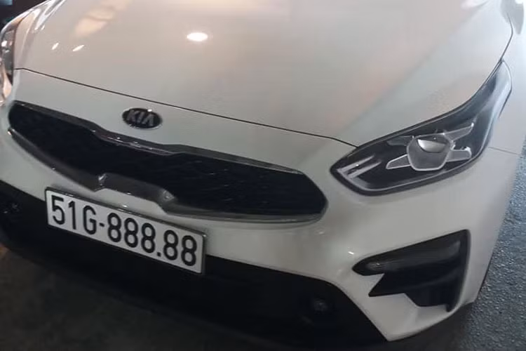 Biển số gắn trên chiếc Kia Cerato này là 51G-888.88. Đây là biển 51G gần cuối tại TP. HCM, trước khi đổi hoàn toàn sang 51H. Con số 8 được giới luận số coi là "phát", mang ý nghĩa tốt, đặc biệt với những người làm ăn. Biển số ngũ quý 8 hay ngũ quý 6 và 9 thường được định giá rất cao trên thị trường và nếu gặp đúng người cần thì sẽ nhanh chóng được giao dịch.