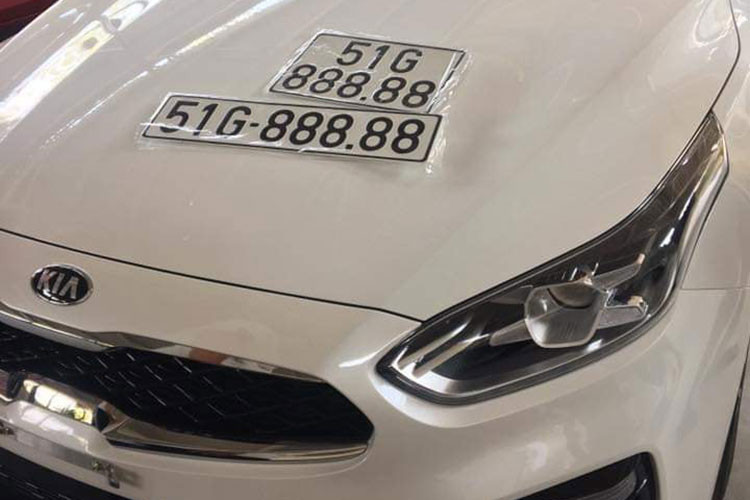 "Mạnh dạn đổi ngang với con Mẹc C250 của em mới mua được 2 tháng," một người bình luận. "Chắc bác là người thứ N ra đề nghị này. Em sợ bốc biển xong chưa ra đến cửa gắn biển đã có người hỏi rồi ý," người khác trả lời. "Giờ bác rao bán cả biển cả xe khéo được 2 tỷ," - Những ý kiến trên mạng xã hội sau khi chiếc Kia Cerato biển ngũ quý 8 được đưa lên.