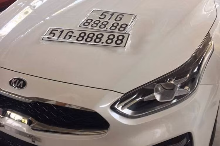 "Mạnh dạn đổi ngang với con Mẹc C250 của em mới mua được 2 tháng," một người bình luận. "Chắc bác là người thứ N ra đề nghị này. Em sợ bốc biển xong chưa ra đến cửa gắn biển đã có người hỏi rồi ý," người khác trả lời. "Giờ bác rao bán cả biển cả xe khéo được 2 tỷ," - Những ý kiến trên mạng xã hội sau khi chiếc Kia Cerato biển ngũ quý 8 được đưa lên.