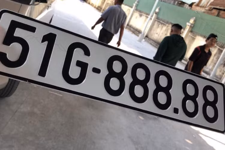 Tuy nhiên sau khi xuất hiện hình ảnh chiếc Kia Cerato biển khủng trên mạng xã hội, vẫn có không ít người hoài nghi về độ xác thực của tấm biển "ngũ quý 8", cũng như khả năng "ăn may" của chủ xe. Có ý kiến cho rằng biển đẹp như vậy phải có tác động mới có chứ khó mà bấm được.