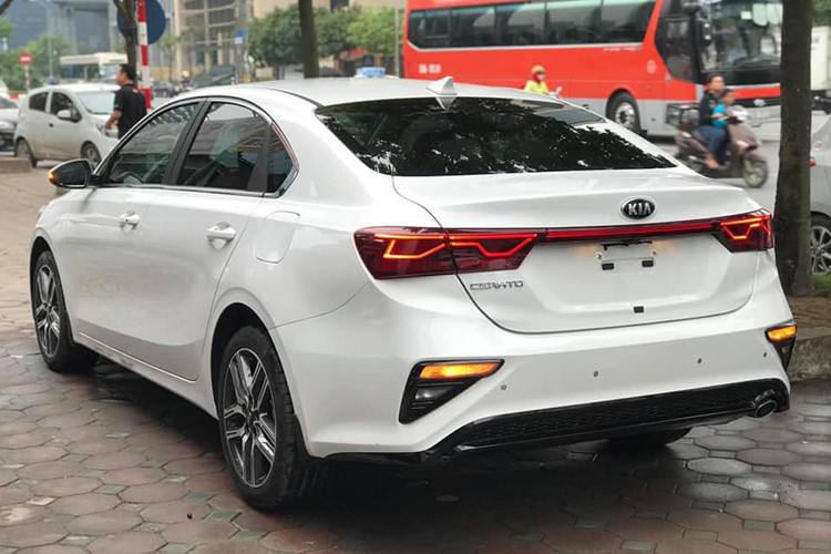 Những thông số trên Kia Cerato phiên bản nâng cấp mới này không đổi so với bản cũ quá nhiều, với động cơ tương tự. Mẫu xe của Kia có hộp số sàn 6 cấp lắp trên bản 1.6 MT, trong khi các bản còn lại sử dụng hộp số tự động 6 cấp. Xe có ba chế độ lái gồm Comfort, Eco và Sport.