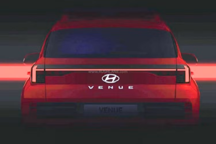 Sự thay đổi của đèn pha khiến hãng Hyundai phải thiết kế lại cản trước của Venue 2023. Trên cản trước còn có hốc gió trung tâm và khe gió nhỏ ở hai góc trong khi tấm ốp màu bạc bên dưới làm tăng vẻ thể thao cho xe. Khác với đầu xe, thiết kế bên sườn của Hyundai Venue 2023 không thay đổi quá nhiều, trừ bộ vành la-zăng mới.