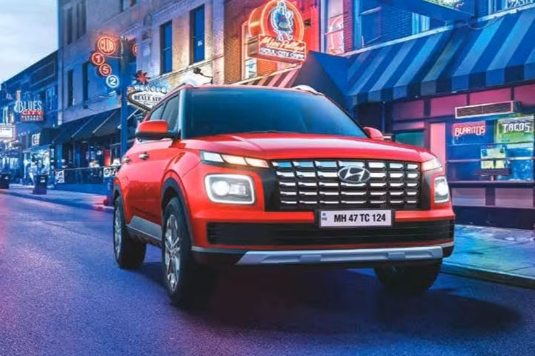 Tùy vào loại động cơ, xe sẽ dùng hộp số sàn 5 cấp, hộp số sàn 6 cấp, hộp số sàn không chân côn iMT 6 cấp, hộp số tự động 6 cấp hoặc hộp số tự động ly hợp kéo 7 cấp và đi kèm 3 chế độ lái là Normal, Eco và Sport. Người lái có thể chọn chế độ bằng núm xoay trên cụm điều khiển trung tâm. Hiện giá xe Hyundai Venue 2023 vẫn chưa được công bố. 