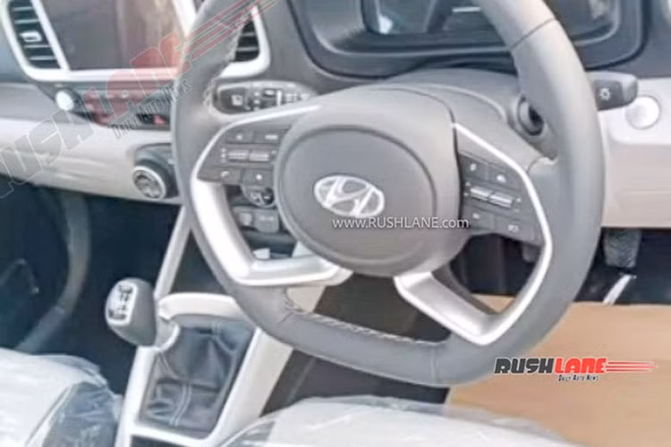 Hiện chưa có nhiều thông tin về nội thất của Hyundai Venue 2023. Tuy nhiên, qua hình ảnh rò rỉ, có thể thấy mẫu SUV hạng A này được trang bị vô lăng vát đáy thể thao mới, tích hợp phím chức năng và bảng đồng hồ kỹ thuật số. Theo tin đồn, xe sẽ có cả màn hình thông tin giải trí 10,25 inch mới, hỗ trợ tính năng ra lệnh bằng giọng nói, hệ thống âm thanh Bose, tính năng làm mát ở ghế trước và hệ thống đèn viền nội thất.