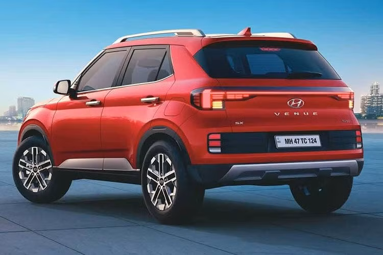 Xe vẫn có 3 tùy chọn động cơ xăng và dầu như cũ. Thứ nhất là động cơ Kappa T-GDI tăng áp, phun xăng trực tiếp, dung tích 1.0L, sản sinh công suất tối đa 120 mã lực và mô-men xoắn cực đại 175 Nm. Thứ hai là động cơ xăng Kappa hút khí tự nhiên, dung tích 1.2L với công suất tối đa 83 mã lực và mô-men xoắn cực đại 113 Nm. Hai con số tương ứng của động cơ diesel CRDI 1.5L còn lại là 99 mã lực và 240 Nm.