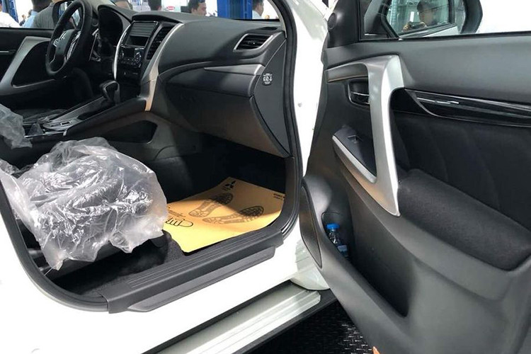 Một số trang bị an toàn trên xe bao gồm hệ thống ABS, phân phối lực phanh điện tử, hệ thống trợ lực phanh khẩn cấp, cân bằng điện tử và kiểm soát lực kéo, hỗ trợ khởi hành ngang dốc. Phiên bản Pajero Sport số sàn có 2 túi khí trong khi đối thủ Toyota Fortuner 4×2 MT có đến 7 túi khí.