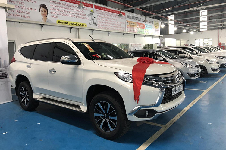 Trong phân khúc SUV tại Việt Nam, Mitsubishi Pajero Sport là đối thủ cạnh tranh trực tiếp với Toyota Fortuner, Isuzu MU-X, Chevrolet Trailblazer và Ford Everest. Tuy nhiên, doanh số của mẫu xe này không cao, nó ở dạng vừa phải và luôn kém hơn hẳn so với Toyota Fortuner.