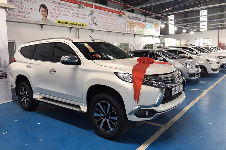Trong phân khúc SUV tại Việt Nam, Mitsubishi Pajero Sport là đối thủ cạnh tranh trực tiếp với Toyota Fortuner, Isuzu MU-X, Chevrolet Trailblazer và Ford Everest. Tuy nhiên, doanh số của mẫu xe này không cao, nó ở dạng vừa phải và luôn kém hơn hẳn so với Toyota Fortuner.