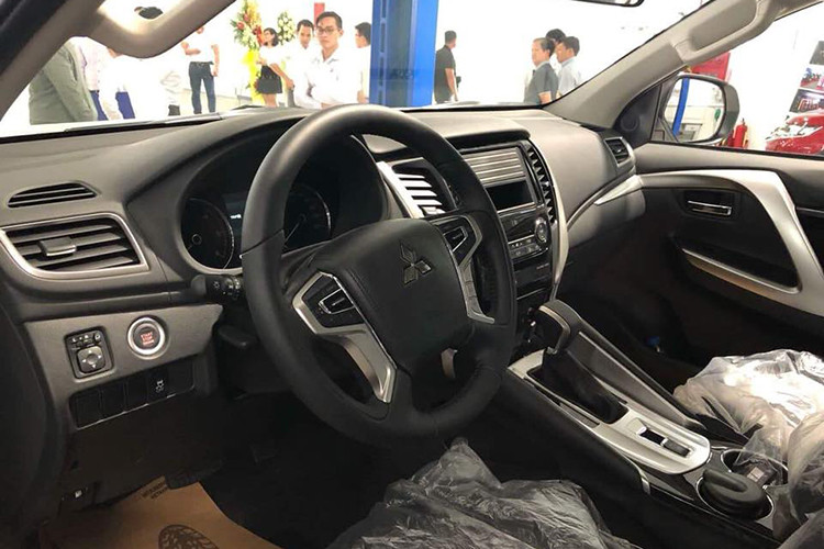 Tiếp đến, về trang bị nội thất, Mitsubishi Pajero Sport 2019 D4x2MT sẽ có điều hòa tự động 1 vùng, vô lăng bọc da, ghế bọc nỉ, đầu DVD cùng 6 loa âm thanh. Tuy nhiên, lẫy chuyển số, chìa khóa thông minh và khởi động nút bấm đã bị cắt đi trên bản Pajero Sport số sàn.